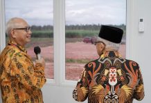 Wapres Berharap Papua Selatan Jadi Pusat Industri Gula, Bantu Kebutuhan Nasional FOTO: Wakil Presiden (Wapres) Republik Indonesia, KH. Ma'ruf Amin, Meninjau secara langsung laboratorium Investasi Pilot Project Perkebunan Tebu dan Green House di Kampung Ngguti Bob, Kecamatan Tanah Miring, Kabupaten Merauke. (Properti: Seskab)