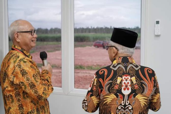 FOTO: Wakil Presiden (Wapres) Republik Indonesia, KH. Ma'ruf Amin, Meninjau secara langsung laboratorium Investasi Pilot Project Perkebunan Tebu dan Green House di Kampung Ngguti Bob, Kecamatan Tanah Miring, Kabupaten Merauke. (Properti: Seskab)