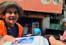 Jumat Berkah: Tim Sahabat Rudal Sisir Timur dan Utara Kota Makassar FOTO: Salah satu warga menerima Nasi Kotak dari Tim Sahabat Rudal. Jumat (7/6)