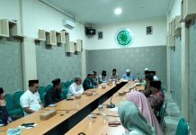MUI Sulsel Gelar Pertemuan Soal THM di Makassar, ini Tuntutan Ormas Islam FOTO: Komisi Fatwa MUI Sulsel saat menggelar rapat dengan ormas Islam. Sabtu (8/6)
