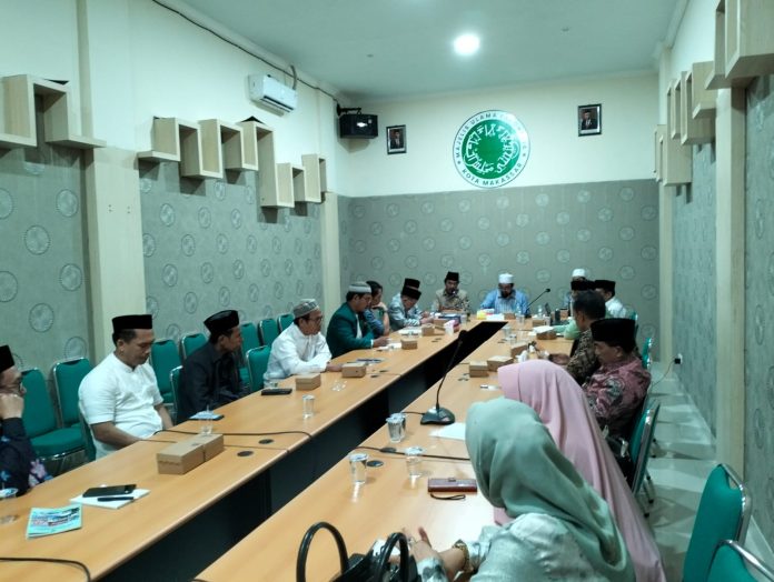 FOTO: Komisi Fatwa MUI Sulsel saat menggelar rapat dengan ormas Islam. Sabtu (8/6)