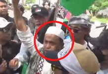 Polrestabes Makassar Buru Pelaku Pemukulan Pengunjung Starbucks, Satu Eks Napiter Ikut Diperiksa FOTO: Hasil tangkap layar diduga Agus Salim eks napi teroris ikut dalam aksi unjuk rasa bela Palestina di Makassar. Jumat (7/6)