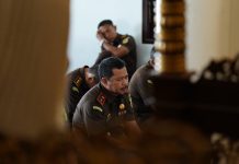 Sambut Hari Raya Idul Adha 1445 H Kejati Sulsel Gelar Tausiyah FOTO: Kepala Kejaksaan Tinggi Sulawesi Selatan Agus Salim, S.H,M.H. saat menghadiri tausiyah bertemakan “Pentingnya Kesadaran Berqurban”. Senin (10/06/2024). (Dok. Kasipenkum Kejati Sulsel)