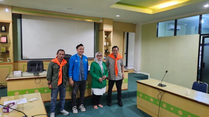 FOTO: Wakil Rektor III UMI Makassar, Dr. Nurfadillah Mappaselleng saat menerima Mahasiswa Pecinta Alam Universitas Muslim Indonesia (Mapala UMI)