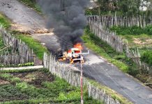Warga Asal Jenepoto Jadi Korban Penembakan dan Pembakaran oleh KKB di Paniai FOTO: Mobil taksi (Angkot) yang dikendarai Rusli warga asal kabupaten Jeneponto Sulawesi Selatan dibakar oleh kelompok kriminal bersenjata (KKB) di Kampung Kopo Distrik Paniai Timoer, Kabupaten Paniai, Provinsi Papua Tengah. (Istimewa)