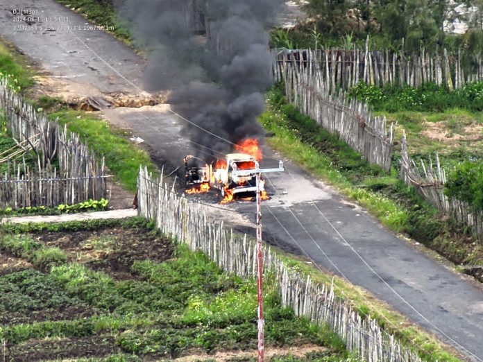 FOTO: Mobil taksi (Angkot) yang dikendarai Rusli warga asal kabupaten Jeneponto Sulawesi Selatan dibakar oleh kelompok kriminal bersenjata (KKB) di Kampung Kopo Distrik Paniai Timoer, Kabupaten Paniai, Provinsi Papua Tengah. (Istimewa)