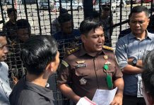 Asosiasi Anti Narkoba Sulsel Datangi Kejati Sulsel Soal Putusan Ringan Gembong Narkoba Wempi Wijaya FOTO: Kasipenkum Kejati Sulsel, Soetarmi saat menemui pengunjuk rasa dari Asosiasi Anti Narkoba Sulsel.