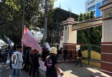 Datangi Mapolda Sulsel Soal Wempi Wijaya, Desak Kapolri Copot Dir Tipid Narkoba Polri FOTO: Asosiasi Anti Narkoba Sulawesi Selatan saat menggelar aksi di Mapolda Sulsel. Selasa (11/6)