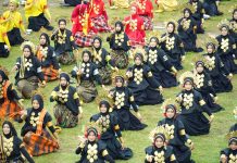 Bulukumba Ikut Andil Pecahkan Rekor MURI Jumlah Penari Paddupa Terbanyak di Dunia FOTO: Pemecahan rekor MURI ini dikemas dalam event Sulsel Menari yang dilaksanakan secara serentak di 24 kabupaten kota se Sulawesi Selatan, Rabu 12 Juni 2024.