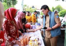 Jelang Hari Raya Idul Adha, Pemkab Bulukumba Gelar Gerakan Pangan Murah FOTO: Wakil bupati Bulukumba, Andi Edy Manaf meninjau Gerakan Pangan Murah (GPM) yang dilaksanakan selama dua hari di pelataran Gedung Pinisi, Selasa- Rabu 11-12 Juni 2024.