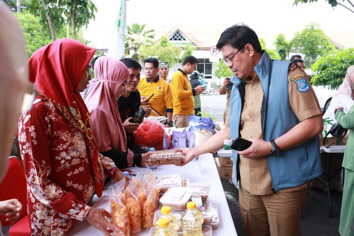 FOTO: Wakil bupati Bulukumba, Andi Edy Manaf meninjau Gerakan Pangan Murah (GPM) yang dilaksanakan selama dua hari di pelataran Gedung Pinisi, Selasa- Rabu 11-12 Juni 2024.