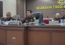 Kejati Sulsel Gelar Ekspose Restorative Justice yang Diajukan Kejari Makassar dan Jenepoto FOTO: Kepala Kejaksaan Tinggi (Kajati) Sulsel Agus Salim, SH.,MH. saat mengikuti ekspose Restorative Justice (RJ) untuk para tersangka dalam perkara penganiayaan di Kantor Kejaksaan Tinggi Sulawesi Selatan. Rabu (12/06/2024). (Dok. Kasipenkum Kejati Sulsel)
