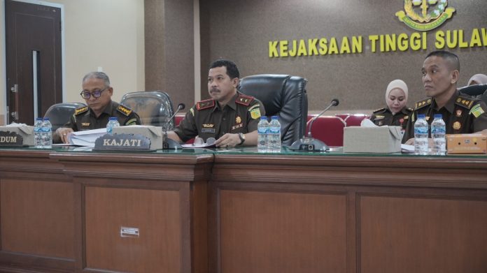 FOTO: Kepala Kejaksaan Tinggi (Kajati) Sulsel Agus Salim, SH.,MH. saat mengikuti ekspose Restorative Justice (RJ) untuk para tersangka dalam perkara penganiayaan di Kantor Kejaksaan Tinggi Sulawesi Selatan. Rabu (12/06/2024). (Dok. Kasipenkum Kejati Sulsel)