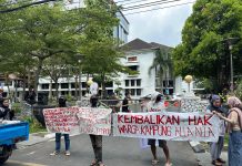 Soal Protes Warga Alla-Alla Penutupan Akses Jalan, ini Penjelasan Pemilik Tanah FOTO: Warga di Kampung Alla-Alla di Kelurahan Batua, Kecamatan Manggala saat menggelar aksi unjuk rasa di Kantor Balai kota Makassar. (Foto milik PBHI Sulsel)