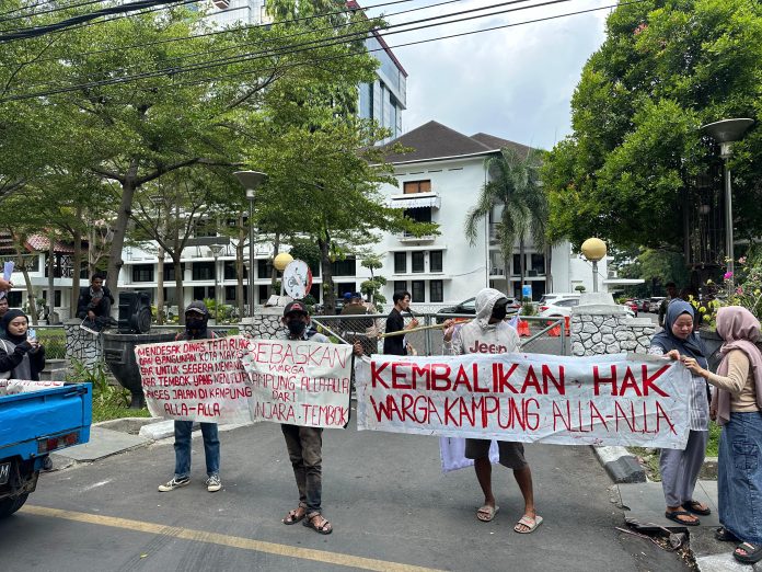 FOTO: Warga di Kampung Alla-Alla di Kelurahan Batua, Kecamatan Manggala saat menggelar aksi unjuk rasa di Kantor Balai kota Makassar. (Foto milik PBHI Sulsel)