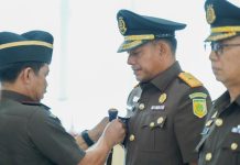 Kajati Lantik Wakajati, 2 Asisten dan 8 Kajari di Sulawesi Selatan FOTO: Kepala Kejaksaan Tinggi Sulawesi Selatan Agus Salim saat melantik Pejabat dilingkup Kejaksaan Sulsel berlangsung di Baruga Adhyaksa Kejati Sulsel, Kamis (13/6/2024).