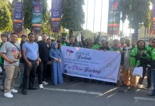 Fio Skin Gelar Jumat Berkah, Forum Bugis Makassar Beri Apresiasi FOTO: Owner skin care Fio Skin menggelar 'Jumat Berkah' di beberapa titik di kota Makassar. Kegiatan itu berakhir di monumen Mandala, Kota Makassar, Sulawesi Selatan. Jumat (14/6)
