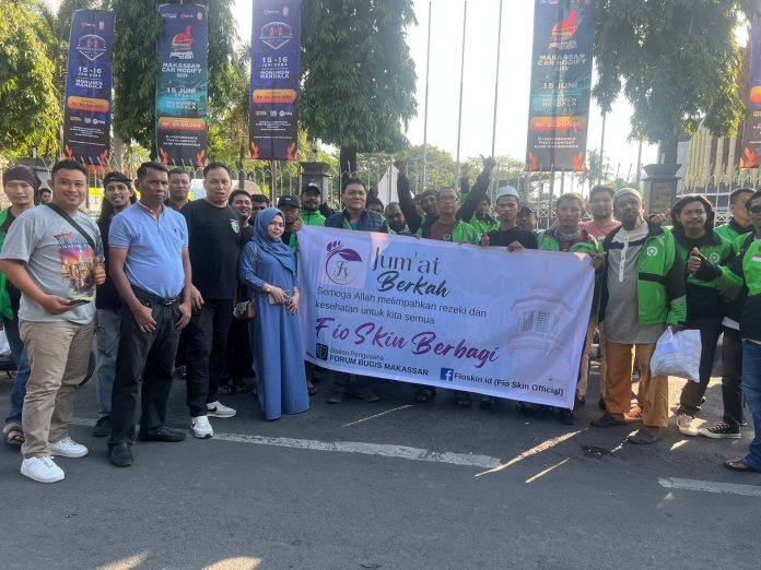 FOTO: Owner skin care Fio Skin menggelar 'Jumat Berkah' di beberapa titik di kota Makassar. Kegiatan itu berakhir di monumen Mandala, Kota Makassar, Sulawesi Selatan. Jumat (14/6)