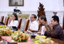 Bila Jam Kerja Capai 40 Jam, Menteri BUMN: Pegawai Pemerintah Punya Alternatif Libur di Hari Jumat FOTO: Menteri BUMN Erick Thohir saat menghadiri rapat kabinet dengan Presiden Joko Widodo. (Properti: Media sosial Erick Thohir)