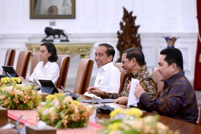 FOTO: Menteri BUMN Erick Thohir saat menghadiri rapat kabinet dengan Presiden Joko Widodo. (Properti: Media sosial Erick Thohir)