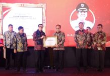 Kukuhkan 12 Kelurahan Sadar Hukum, Menkumham Ganjar Wali Kota Makassar Penghargaan FOTO: Menkumham Yasonna Laoly didampingi Kepala Kantor Kemenkumham Sulsel Liberti Sitinjak, Memberikan penghargaan ke Wali kota Makassar yang di berlangsung di Hotel Claro Makassar, Jumat (14/6/2024)