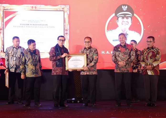 FOTO: Menkumham Yasonna Laoly didampingi Kepala Kantor Kemenkumham Sulsel Liberti Sitinjak, Memberikan penghargaan ke Wali kota Makassar yang di berlangsung di Hotel Claro Makassar, Jumat (14/6/2024)