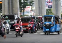 OJK: Januari 2025 Mobil dan Motor Wajib Asuransi FOTO: Bajai tiga roda mulai banjiri arus lalu lintas di kota Makassar.