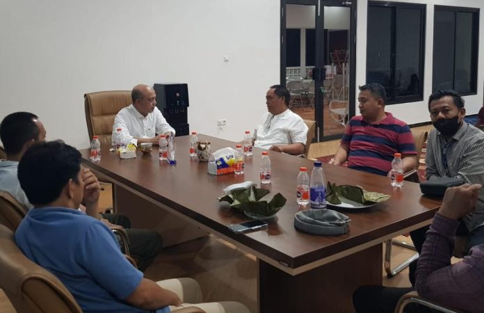 FOTO: Tamsil Linrung saat ditemui Abdul Rahman Bando bersama mantan Ketua Relawan Anies dan Muhaimin (AMIN) dan Pimcam DPD II Golkar Makassar, Muhammad Hakim. (Istimewa)