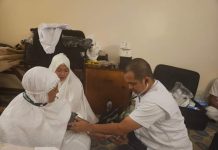 Dokter Koboi Kabarkan Puncak Ibadah Haji Wukuf di Arafah Telah Selesai FOTO: dr Wachyudi Muchsin saat memeriksa kesehatan jamah haji kelompok Konsorsium HIMPUH sebelum pelaksanaan puncak ibadah haji di Arafah, Mekkah, Saudi Arabia. (Properti Facebook dr Wachyudi Muchsin)