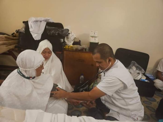 FOTO: dr Wachyudi Muchsin saat memeriksa kesehatan jamah haji kelompok Konsorsium HIMPUH sebelum pelaksanaan puncak ibadah haji di Arafah, Mekkah, Saudi Arabia. (Properti Facebook dr Wachyudi Muchsin)