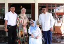 Perkuat Silaturahmi dan Kebersamaan, Bupati Bulukumba Gelar Open House FOTO: Bupati Bulukumba, Andi Muchtar Ali Yusuf, bersama Ketua Penggerak PKK Bulukumba, Andi Herfida Muchtar, menggelar open house di Rumah Jabatan (Rujab) Bupati Bulukumba pada Senin, 17 Juni 2024.