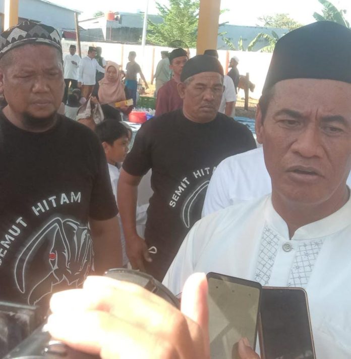 FOTO: Menteri Pertanian Andi Amran Sulaiman saat ditemui awak media usai menghadiri pemotongan hewan kurban ASS Foundation di Gedung Brigade Siaga Bencana BPBD Sulsel, Senin (17/6/2024).