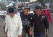 Ormas Semut Hitam Indonesia Dampingi Mentan Perayaan Idul Adha di Makassar FOTO: Menteri Pertanian Andi Amran Sulaiman saat bersama Ketua Umum Semut Hitam Indonesia, Ahmad Dhani dan Syarifuddin (Puput) Ketua Semut Hitam Makassar menuju tempat pemotongan hewan kurban di Gedung Brigade Siaga Bencana BPBD Sulsel, Senin (17/6/2024).