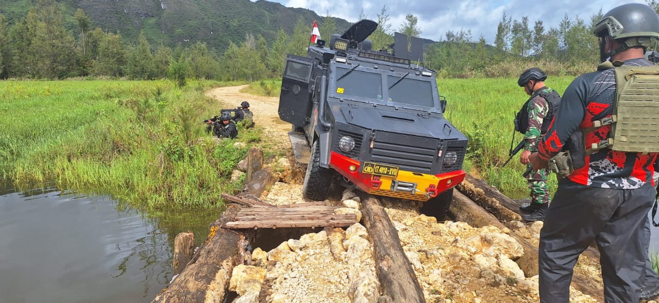 FOTO: Satuan Tugas (Satgas) Ops Damai Cartenz 2024 saat menyerbu Markas KKB di Distrik Bibida, Kabupaten Paniai, pada hari Jumat, tanggal 14 Juni 2024. (Properti: Satgas Ops Damai Cartenz 2024)