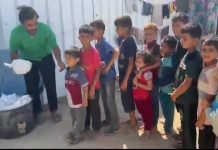 Bantu Warga Khan Younis di Palestina, Ibrahim: Terimakasih Bapak Danny Pomanto FOTO: Tangkap layar Ahmad Ibrahim warga kota Khan Yunis saat membagi bantuan dari Wali Kota Makassar kepada anak anak pengungsi Palestina.