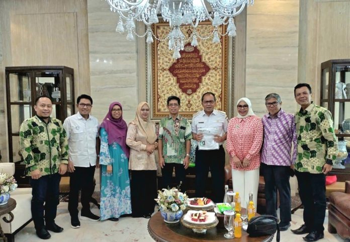 FOTO: Majelis Daerah (MD) Koprs Alumni Himpunan Mahasiswa Islam (KAHMI) Kota Makassar saat berkunjung ke kediaman Wali kota, Danny Pomanto didampingi Kapolrestabes Makassar Kombes Pol Dr. Mokhamad Ngajib. (Istimewa)