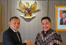 Golkar Sulsel Usung Pengusaha Gaharu di Pilkada Sidrap FOTO: Kiri Sekertaris DPP Partai Golkar Letjen TNI (Purn.) Lodewijk Freidrich Paulus bersama Mashur Bin Mohd Alias bakal calon bupati Sidrap. (Istimewa)