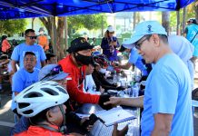 Warga Apresiasi Layanan Pemeriksaan Kesehatan Rudal Care di Car Free Day FOTO: Bakal calon Walikota Makassar Rusdin Abdullah (Rudal) saat mengunjungi posko Rudal Care di Jalan Jenderal Sudirman, Ujung Pandang, Kota Makassar. Minggu (23/6)
