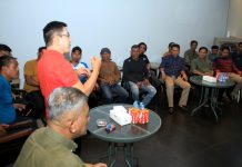 Tepis Sumirlan, eks Pemain PSM dan Timnas datangi Posko Rudal FOTO: eks pemain PSM Makassar diantaranya, Amirullah, Ardiansyah, Rahmat Latif, Syamsidar, Faturrahman, Sahabuddin, Yasir, Muslimin Rambo, Kaharuddin Jamal, Zain Batola, dan Jufri Samad. Senin (24/6/2024) malam, mendatangi Posko induk Rudal di Jalan AP Pettarani.