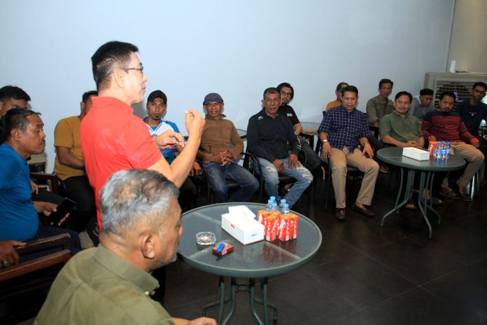 FOTO: eks pemain PSM Makassar diantaranya, Amirullah, Ardiansyah, Rahmat Latif, Syamsidar, Faturrahman, Sahabuddin, Yasir, Muslimin Rambo, Kaharuddin Jamal, Zain Batola, dan Jufri Samad. Senin (24/6/2024) malam, mendatangi Posko induk Rudal di Jalan AP Pettarani.