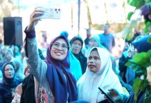 Beredar Flyer Cawabup Karaeng Kio, Husniah: Terima Kasih, Saya Calon Bupati FOTO: DPD PAN Gowa, Hj Sitti Husniah Talenrang saat bersama warga di kabupaten Gowa. (Istimewa)