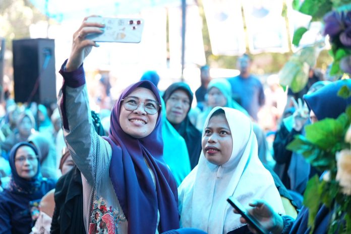 FOTO: DPD PAN Gowa, Hj Sitti Husniah Talenrang saat bersama warga di kabupaten Gowa. (Istimewa)