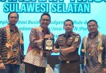 Gelar Sosialisasi Hukum, Kejati Sulsel Ingatkan Soal Kehati-hatian dalam Pengadaan Barang-Jasa di PT PLN Sulselbar FOTO: Kepala Kejaksaan Tinggi Sulawesi Selatan Agus Salim, S.H,M.H dan GM PLN UID Sulselbar, Moch. Andy Adchaminoerdin dalam kegiatan sosialisasi hukum implementasi business judgement pengadaan barang/jasa PT PLN (Persero). Selasa (25/6)