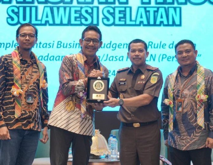 FOTO: Kepala Kejaksaan Tinggi Sulawesi Selatan Agus Salim, S.H,M.H dan GM PLN UID Sulselbar, Moch. Andy Adchaminoerdin dalam kegiatan sosialisasi hukum implementasi business judgement pengadaan barang/jasa PT PLN (Persero). Selasa (25/6)