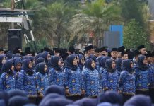 Honorer dapat NIP dan Diangkat Jadi PPPK ini Besaran Gaji yang Diterima FOTO: Sekitar 1.865 pegawai honorer Garut, Jawa Barat akhirnya bernafas lega, setelah menerima Surat Keputusan (SK) pengangkatan mereka sebagai Pegawai Pemerintah dengan Perjanjian Kerja (PPPK). (Liputan6.com/Jayadi Supriadin)