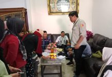 Panwascam Pallangga Awasi Secara Lansung Coklit yang Dilakukan Pantarlih Gambar : Panwascam Pallannga Melakukan Pengawasan secara Langsung Proses Coklit yang dilakukan oleh Pantarlih