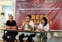 Konas XVII Perdoski 2024 Digelar di Makassar FOTO: Ketua Umum Konas XVII Perdoski 2024 Prof dr Anis Irawan Anwar (tengah) didampingi Wakil Sekretaris Konas XVII Perdoski 2024 dr Suci Budhiani memberikan keterangan kepada media di Cafe IDI Makassar, Kamis (27/6/2024). Acara ini dipandu moderator dr Wachyudi Muchsin.