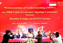 Haji Isam Borong 2000 Unit Ekskavator dari China untuk Kemajuan Pertanian Indonesia FOTO: Pemilik Jhonlin Group, Andi Syamsuddin Arsyad, atau yang biasa disapa Haji Isam bertukar cendera mata dengan Eksekutif SANY Group, usai penandatangan MoU pemesanan 2.000 unit ekskavator, di Shanghai, Rabu (26/6/2024). (Foto: Inilah.com/Jhonlin Group)