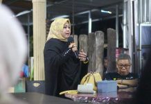 Erat: Program Gratis Bantuan Seragam Sekolah untuk SD dan SMP di Parepare FOTO: Kanan Ketua DPD I Partai Golkar Sulsel HM Taufan Pawe saat mendampingi istri tercinta Erna Rasyid Pawe dalam sosialisasi pencalonan bakal calon wali kota Parepare. (Istimewa)