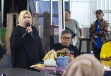 TP Endorse Istri Tercinta di Pilwalkot Parepare, ini Program Unggulannya FOTO: Kanan Ketua DPD I Partai Golkar Sulsel HM Taufan Pawe saat mendampingi istri tercinta Erna Rasyid Pawe dalam sosialisasi pencalonan bakal calon wali kota Parepare. (Istimewa)